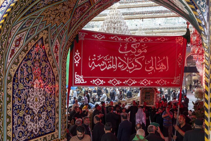 تشييع النعش الرمزي للسيدة الزهراء (عليها السلام) عند العتبتين المقدستين بكربلاء المقدسة