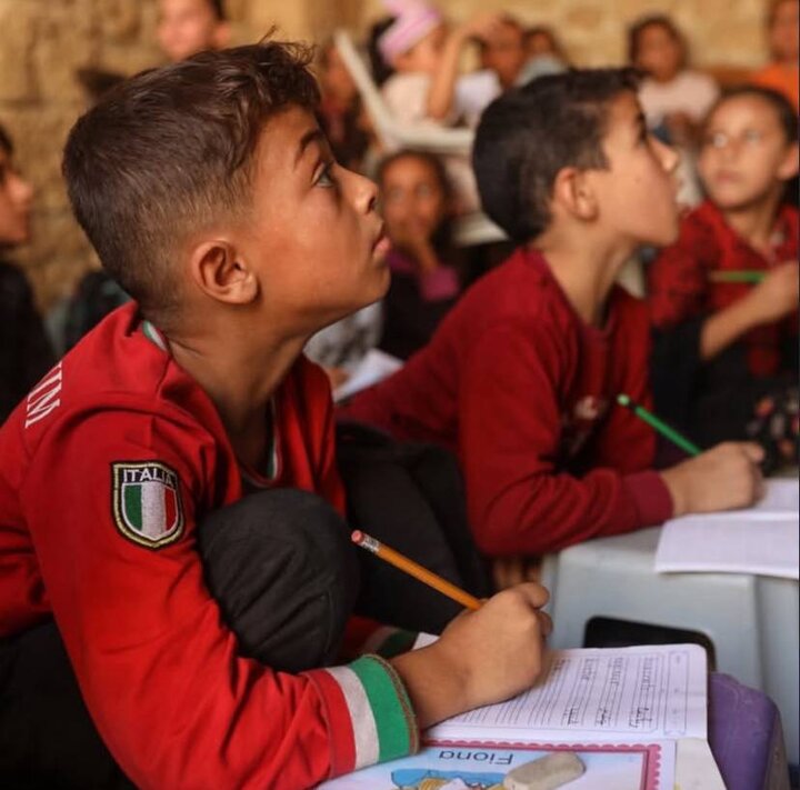 أطفال غزة يعودون تدريجيًا إلى مقاعد الدراسة بعد وقف إطلاق النار