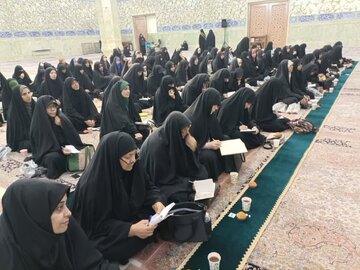 পবিত্র কোম নগরীতে ৬০০ জনেরও বেশি মুমিন নারী পবিত্র কুরআন মুখস্থ করার তাৎপর্য, প্রয়োজনীয়তা এবং পদ্ধতি সম্পর্কে জ্ঞান অর্জন করছেন।