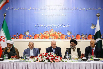 उम्मत-मुस्लिमा आपसी एकता के ज़रिए अमेरिका और इस्राईल को हराने में सक्षम