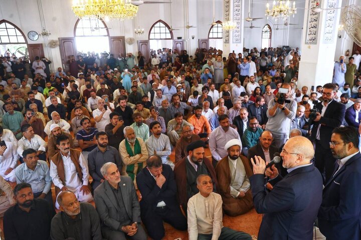 رییس مجلس در نماز جمعه شهر کراچی شرکت کرد