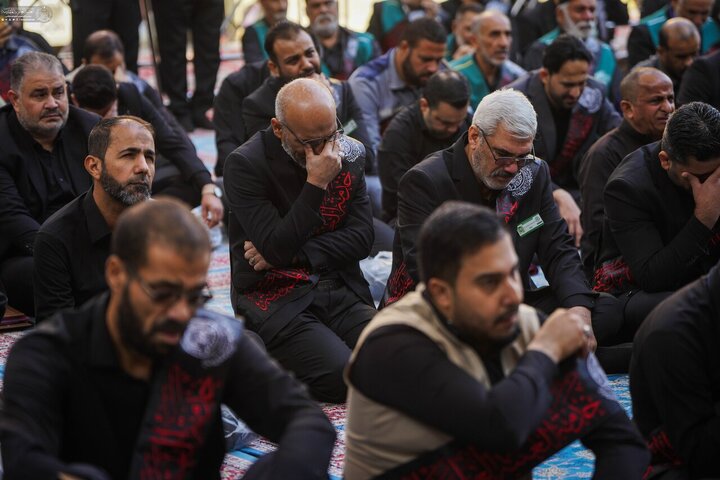 Informe fotográfico | Los servidores del Santuario de Amir al-Mu'minin, Imam Ali (la paz sea con él) presentan sus condolencias al Comandante de los Creyentes por el martirio de la Excelencia Fátima al-Zahra (la paz sea con ella)