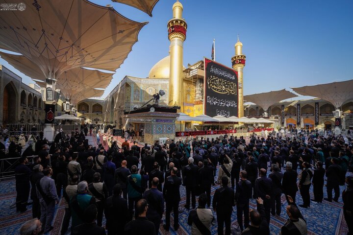 Informe fotográfico | Los servidores del Santuario de Amir al-Mu'minin, Imam Ali (la paz sea con él) presentan sus condolencias al Comandante de los Creyentes por el martirio de la Excelencia Fátima al-Zahra (la paz sea con ella)