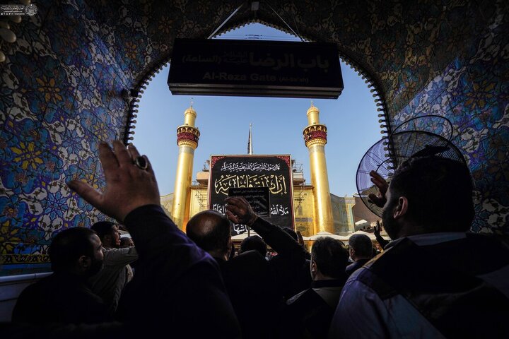 Informe fotográfico | Los servidores del Santuario de Amir al-Mu'minin, Imam Ali (la paz sea con él) presentan sus condolencias al Comandante de los Creyentes por el martirio de la Excelencia Fátima al-Zahra (la paz sea con ella)