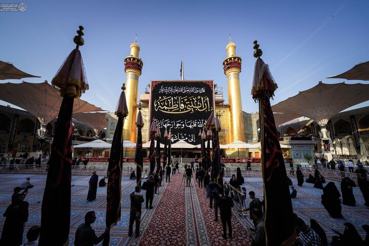 Informe fotográfico | Los servidores del Santuario de Amir al-Mu'minin, Imam Ali (la paz sea con él) presentan sus condolencias al Comandante de los Creyentes por el martirio de la Excelencia Fátima al-Zahra (la paz sea con ella)