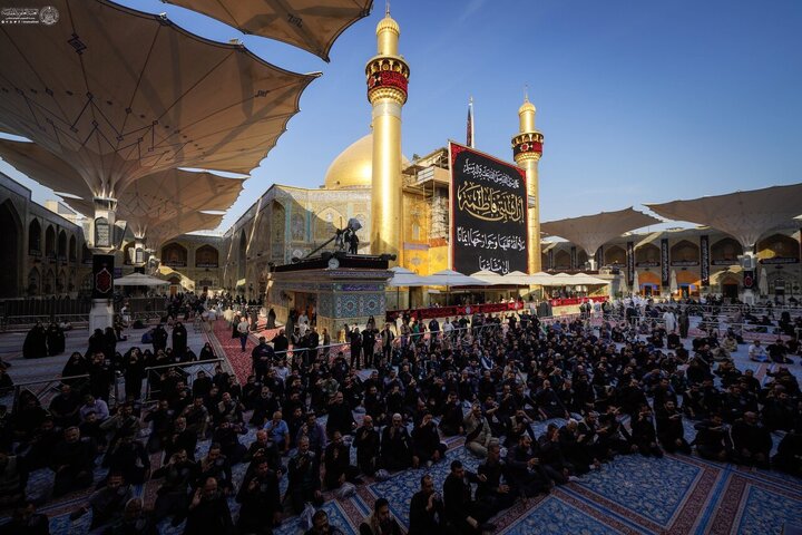 Informe fotográfico | Los servidores del Santuario de Amir al-Mu'minin, Imam Ali (la paz sea con él) presentan sus condolencias al Comandante de los Creyentes por el martirio de la Excelencia Fátima al-Zahra (la paz sea con ella)