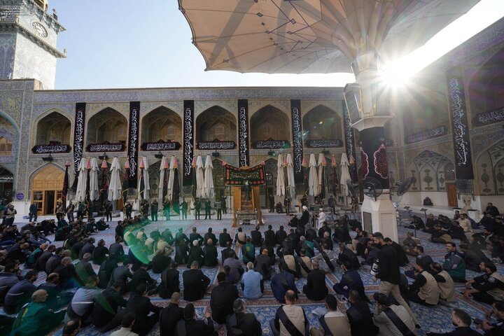 Informe fotográfico | Los servidores del Santuario de Amir al-Mu'minin, Imam Ali (la paz sea con él) presentan sus condolencias al Comandante de los Creyentes por el martirio de la Excelencia Fátima al-Zahra (la paz sea con ella)