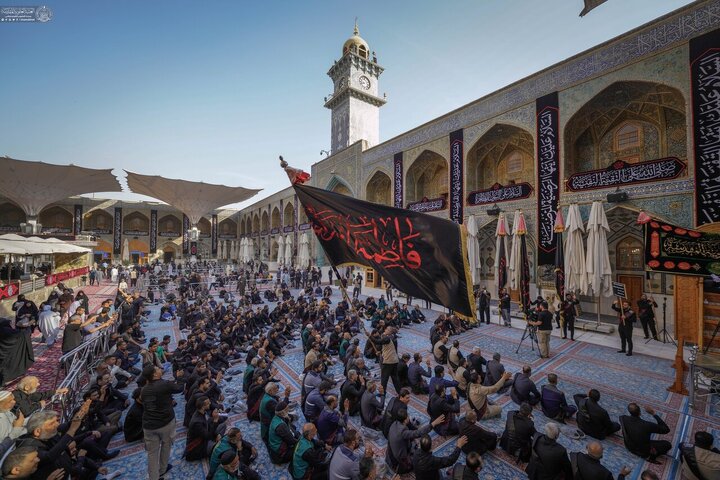 Informe fotográfico | Los servidores del Santuario de Amir al-Mu'minin, Imam Ali (la paz sea con él) presentan sus condolencias al Comandante de los Creyentes por el martirio de la Excelencia Fátima al-Zahra (la paz sea con ella)