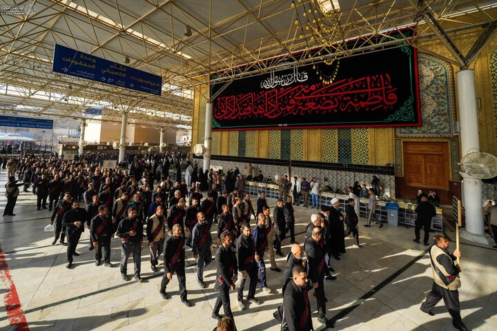 Informe fotográfico | Los servidores del Santuario de Amir al-Mu'minin, Imam Ali (la paz sea con él) presentan sus condolencias al Comandante de los Creyentes por el martirio de la Excelencia Fátima al-Zahra (la paz sea con ella)