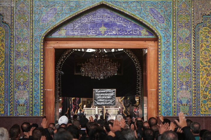Informe fotográfico | Los servidores del Santuario de Amir al-Mu'minin, Imam Ali (la paz sea con él) presentan sus condolencias al Comandante de los Creyentes por el martirio de la Excelencia Fátima al-Zahra (la paz sea con ella)