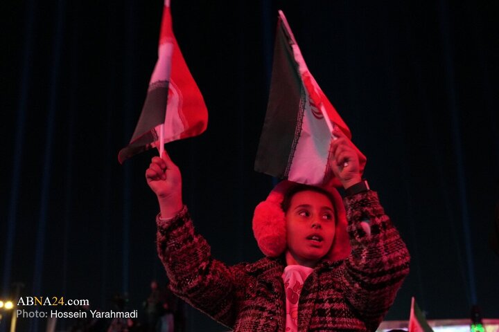 رونمایی از مجسمه «زانو زنندگان برابر ایران»