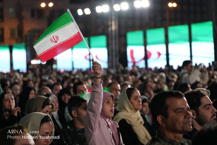 رونمایی از مجسمه «زانو زنندگان برابر ایران»