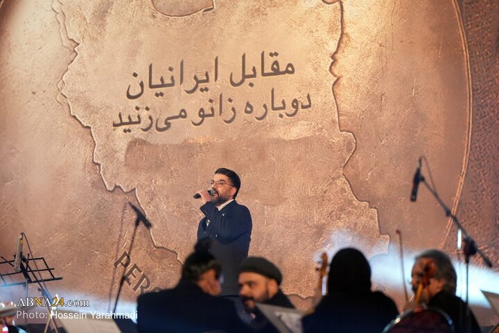 رونمایی از مجسمه «زانو زنندگان برابر ایران»