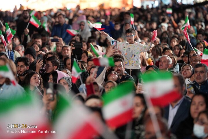 رونمایی از مجسمه «زانو زنندگان برابر ایران»