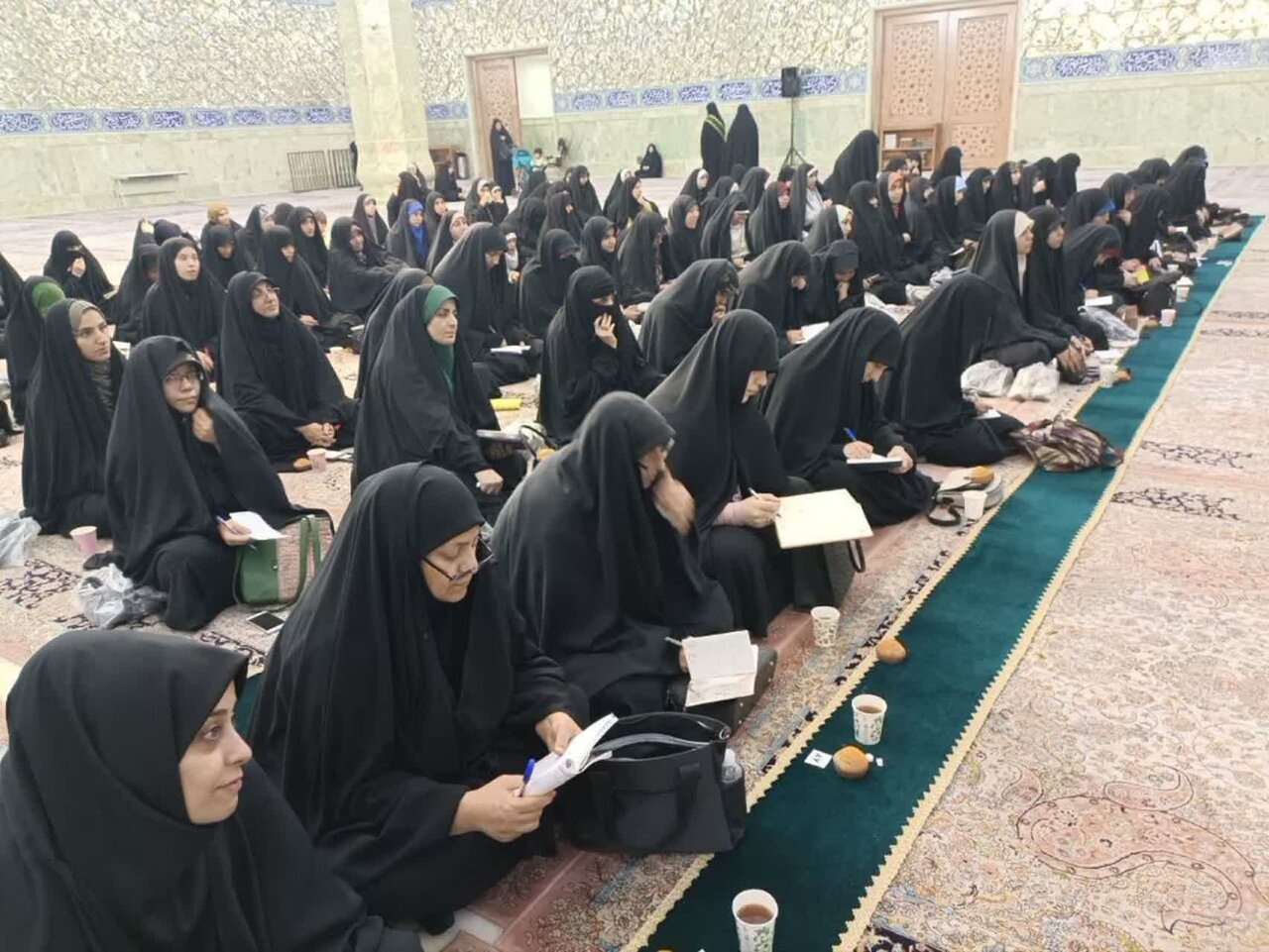  পবিত্র কোম নগরীতে ৬০০ জনেরও বেশি মুমিন নারী পবিত্র কুরআন মুখস্থ করার তাৎপর্য, প্রয়োজনীয়তা এবং পদ্ধতি সম্পর্কে জ্ঞান অর্জন করছেন।