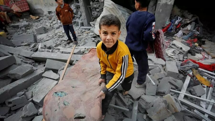 أكبر مقبرة جماعية في العالم.. 10 آلاف شهيد تحت أنقاض غزة ولا مساعدة لإخراجهم