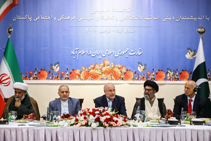 उम्मत-मुस्लिमा आपसी एकता के ज़रिए अमेरिका और इस्राईल को हराने में सक्षम