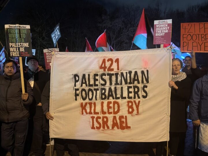 تصاویر | بیرمنگھم میں فلسطین کے حامیوں کے وسیع مظاہرے، اسرائیلی کلب مکابی تل ابیب کے میچ کی منسوخی کا مطالبہ