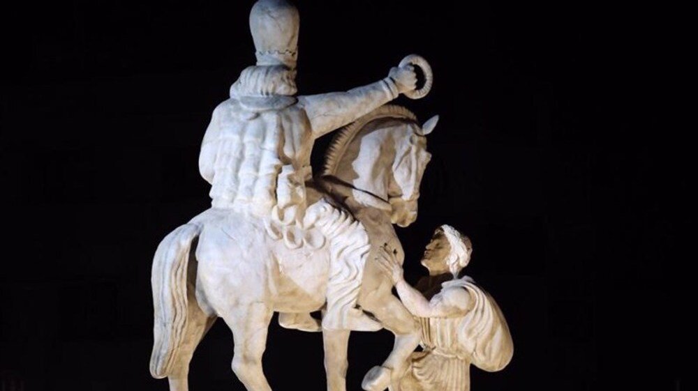 Tehran Unveils ‘Kneeling Before Iran’ Statue as Symbol of National Defiance