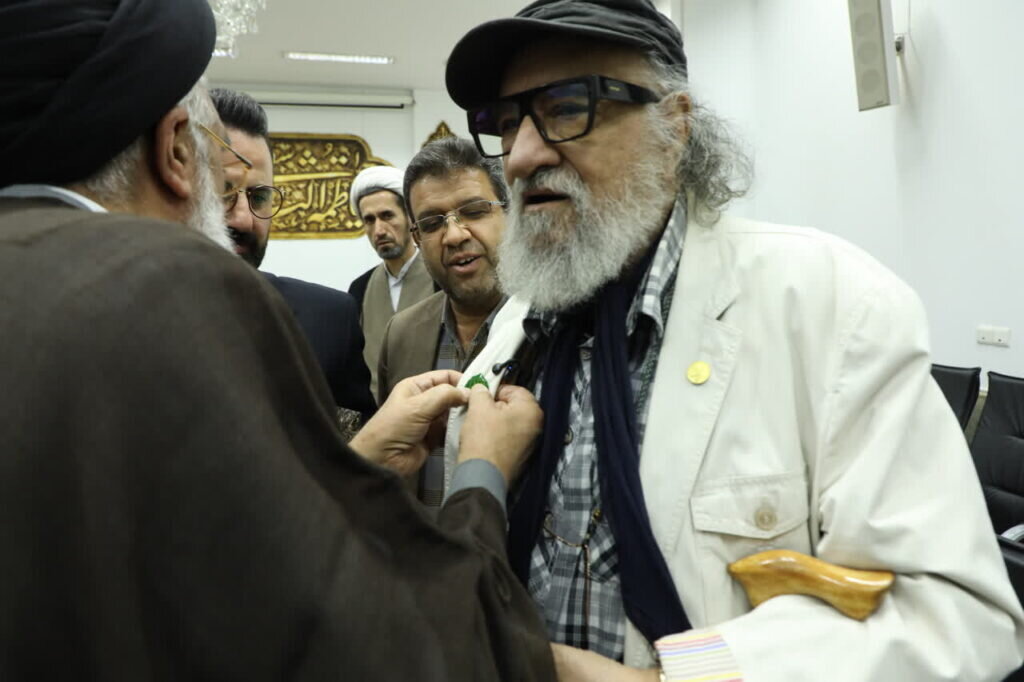 Custodian of Hazrat Masoumeh holy shrine honors Dariush Arjmand with Fatemi Medal