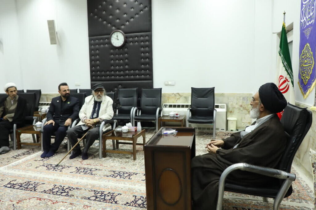 Custodian of Hazrat Masoumeh holy shrine honors Dariush Arjmand with Fatemi Medal