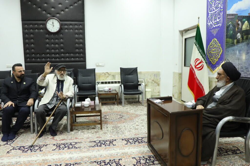 Custodian of Hazrat Masoumeh holy shrine honors Dariush Arjmand with Fatemi Medal