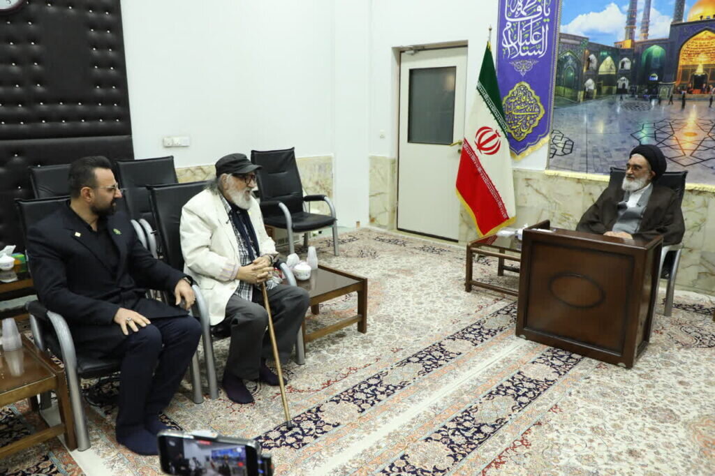 Custodian of Hazrat Masoumeh holy shrine honors Dariush Arjmand with Fatemi Medal