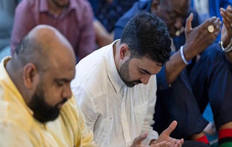 যুক্তরাষ্ট্রের নবনির্বাচিত মেয়র মামদানি, মসজিদে জুমার নামাজ আদায় করলেন।