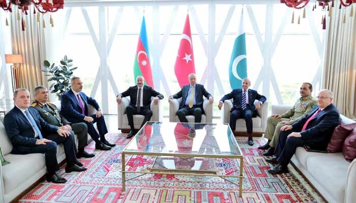 وزیراعظم شہباز شریف اور ترک صدر رجب طیب اردوان کے درمیان آذربائیجان میں ملاقات