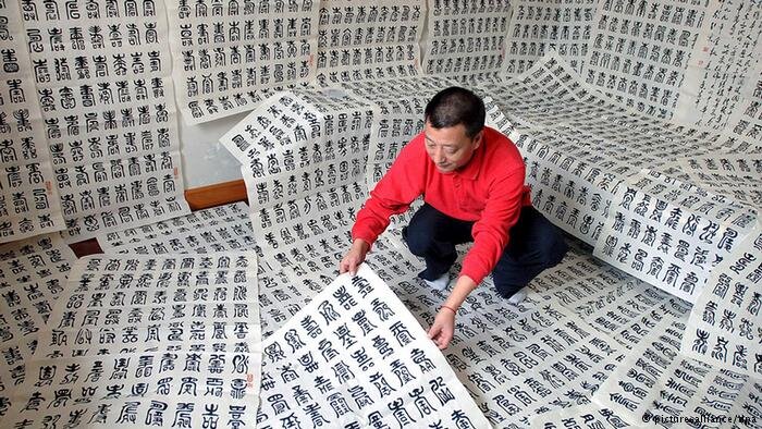 ایدئولوژی خط؛ نشانهشناسی سیاست الفبا در جهان معاصر