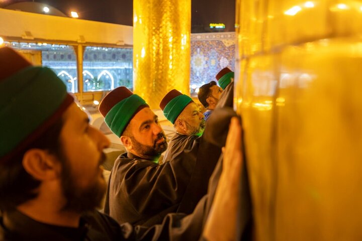 Informe fotográfico | Desempolvado de la cúpula del santuario del Imam Huséin (P) por los siervos del santuario husseiní