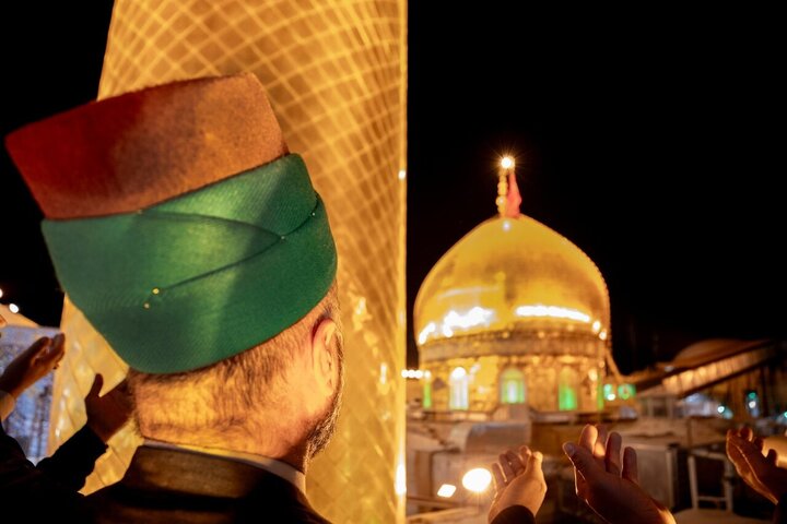 Informe fotográfico | Desempolvado de la cúpula del santuario del Imam Huséin (P) por los siervos del santuario husseiní