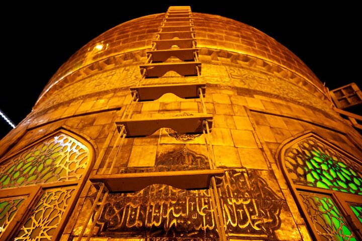 Informe fotográfico | Desempolvado de la cúpula del santuario del Imam Huséin (P) por los siervos del santuario husseiní