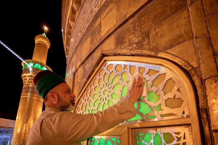 Informe fotográfico | Desempolvado de la cúpula del santuario del Imam Huséin (P) por los siervos del santuario husseiní