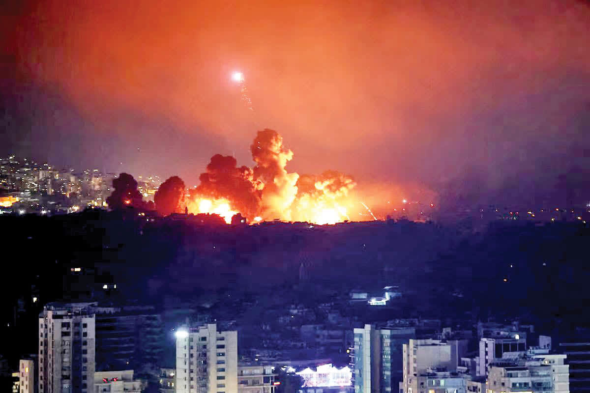 Dalawang malalakas na pagsabog ang yumanig sa bayan ng Houla sa timog Lebanon, na nagdulot ng pagbagsak ng ilang gusali at muling nagpaigting sa tens