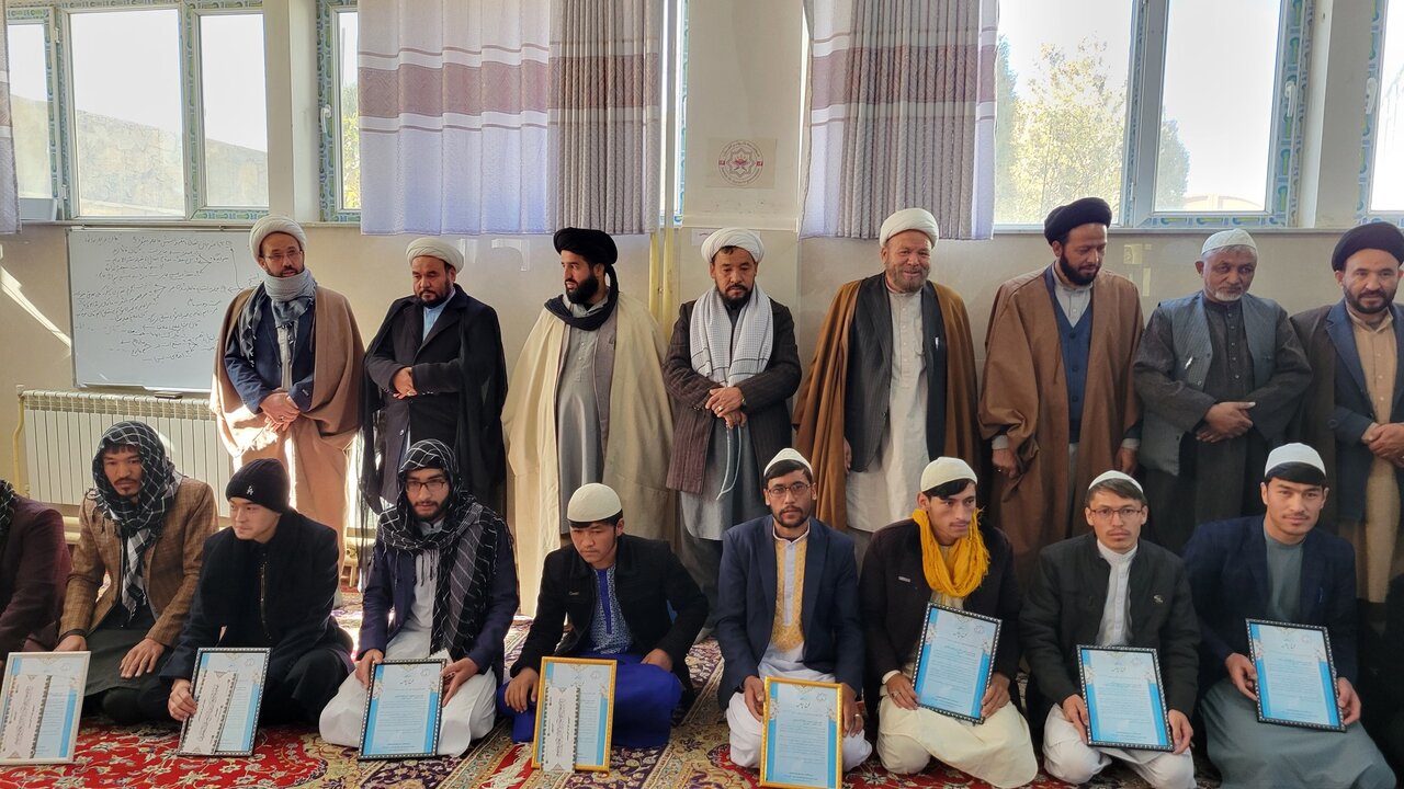 تقدیر دفتر آیت‌الله محمد یعقوبی از طلاب ممتاز استان بامیان افغانستان + تصاویر