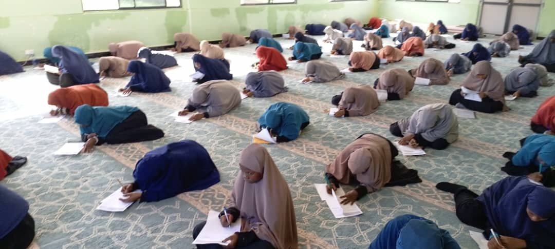 Hawza ya Hazrat Zainab (sa) Yapima Ufanisi wa Kielimu Kupitia Mitihani ya Mwaka 2025 +Picha