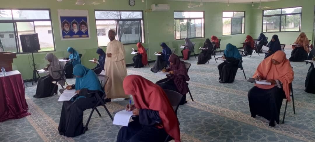 Hawza ya Hazrat Zainab (sa) Yapima Ufanisi wa Kielimu Kupitia Mitihani ya Mwaka 2025 +Picha