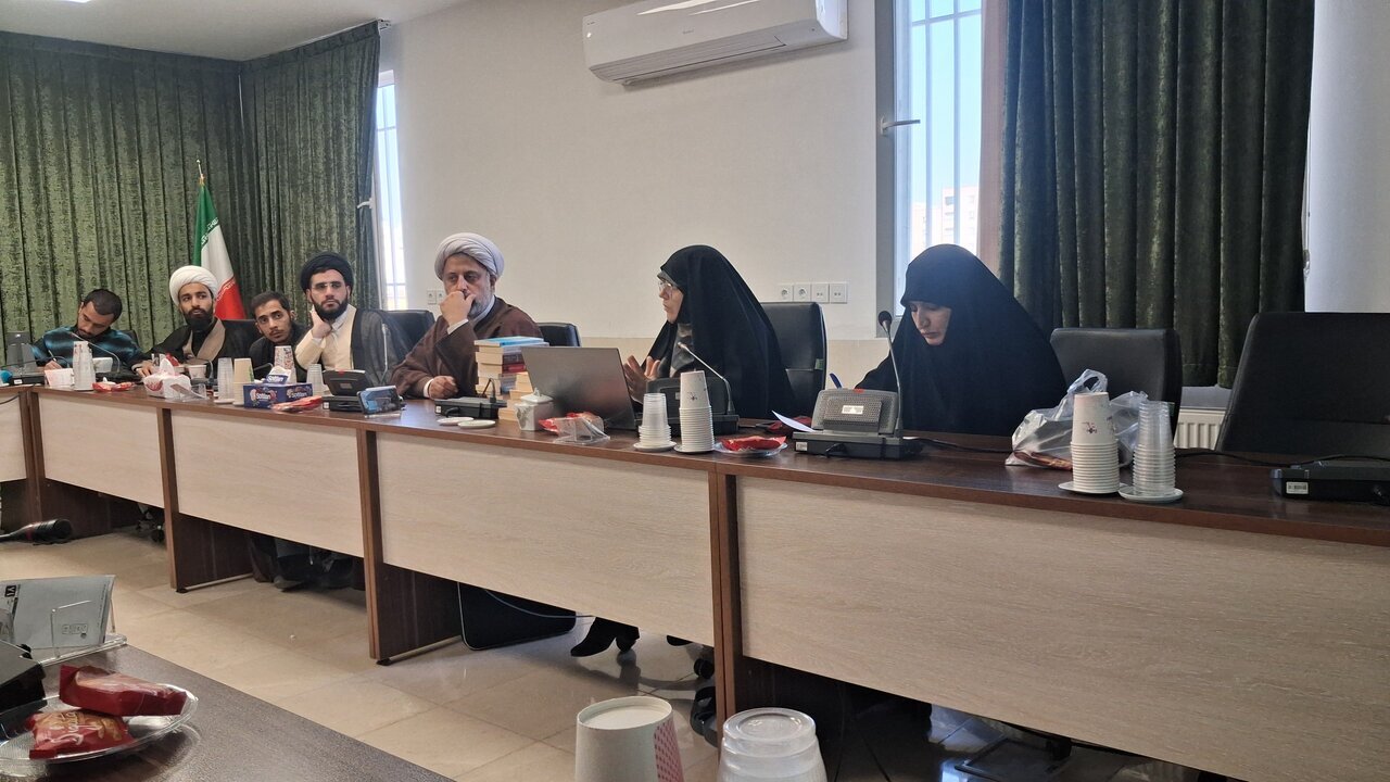 "Lêkolîna dimên civakî û dînî yên Elewiyan a Tirkiyê di civîna Qumê de/ Koka dîrokî yên dûrbûna Elewiyan ji nimêjê û hewlên dedeyan ji bo vegerandinê.