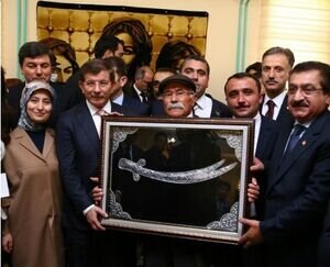 "Lêkolîna dimên civakî û dînî yên Elewiyan a Tirkiyê di civîna Qumê de/ Koka dîrokî yên dûrbûna Elewiyan ji nimêjê û hewlên dedeyan ji bo vegerandinê.