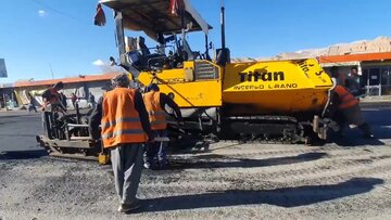 ویدئو | آغاز ترمیم آسفالت‌ جاده بازار استان بامیان افغانستان