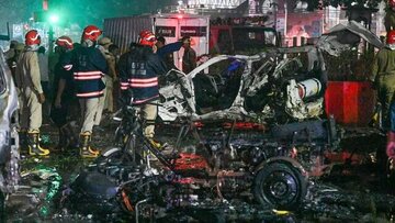 ဒေလီမြို့ရှိ  လာလ်အေအ်လဟ် အနီးတွင် ကားတစ်စီး၌ ပြင်းထန်သောပေါက်ကွဲမှုတစ်ခု ဖြစ်ပွားခဲ့ပြီး လူ ၈ ဦးသေဆုံးကာ အများအပြား ဒဏ်ရာရရှိ