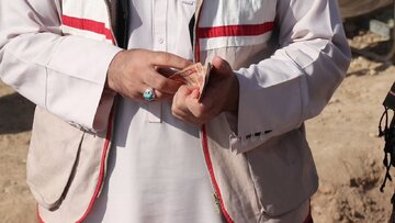 کمک نقدی به مهاجران افغان بازگشته به افغانستان