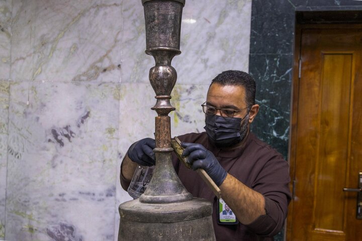 ترميم قطعة تراثية تضمّ الصلوات على الأربعة عشر معصومًا (ع) تعود إلى القرن الثالث عشر الهجري