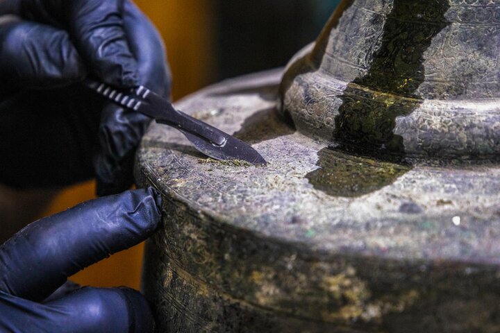 ترميم قطعة تراثية تضمّ الصلوات على الأربعة عشر معصومًا (ع) تعود إلى القرن الثالث عشر الهجري