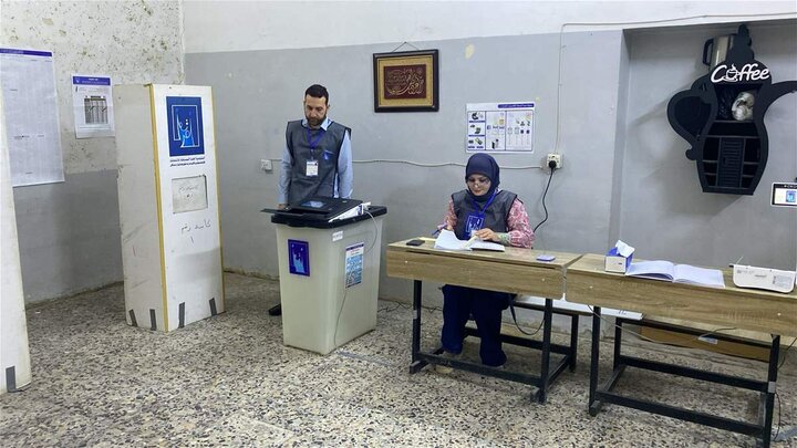 تقرير مصور/ مراكز الاقتراع للانتخابات البرلمانية العراقية قبل دقائق من بدء التصويت العام