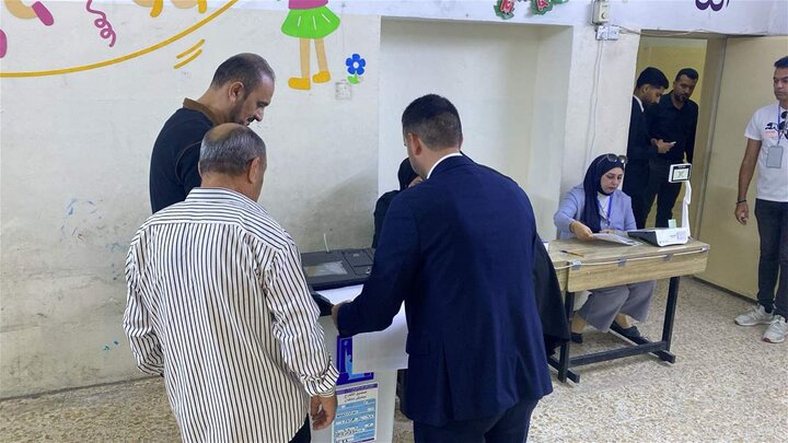 تقرير مصور/ الناخبون يتوافدون الى مراكز الاقتراع للمشاركة في الانتخابات البرلمانية العراقية