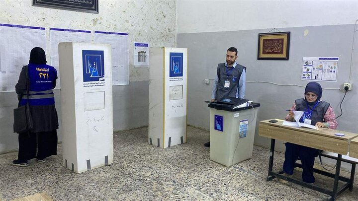 تقرير مصور/ الناخبون يتوافدون الى مراكز الاقتراع للمشاركة في الانتخابات البرلمانية العراقية