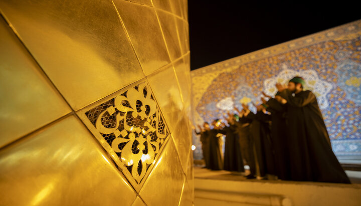 تقرير مصور/ خدم العتبة الحسينية المقدسة تغسل قبة حرم الإمام الحسين (ع)