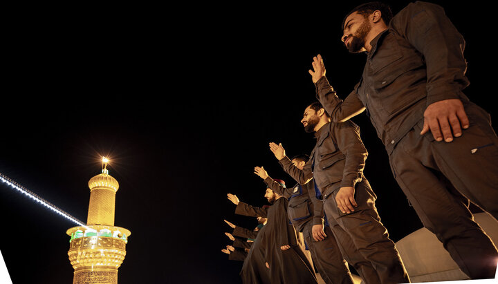 تقرير مصور/ خدم العتبة الحسينية المقدسة تغسل قبة حرم الإمام الحسين (ع)